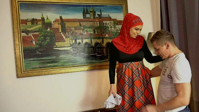 Грудастая мусульманка домработница соглашается с хозяином на страстный секс